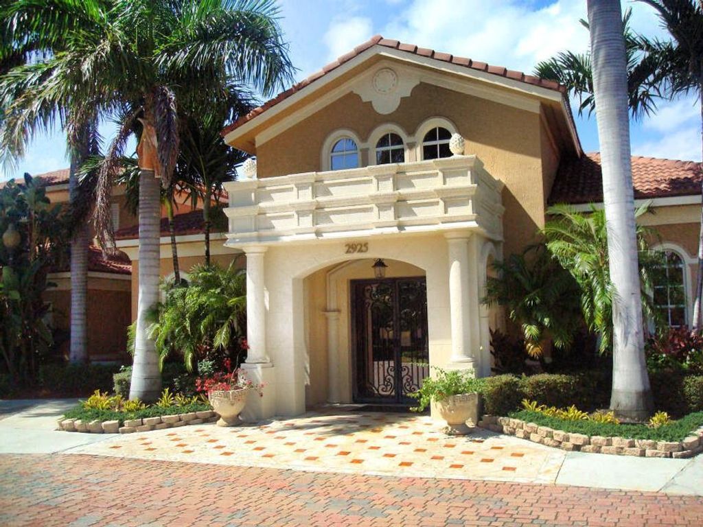 Photo of 813 Villa Circle, Boynton Beach, FL 33435 (MLS # R10945912)