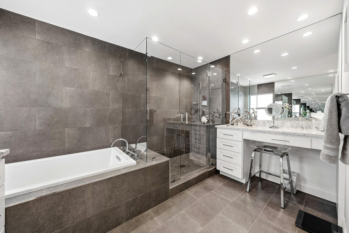 VENETIAN ISLES - Residential