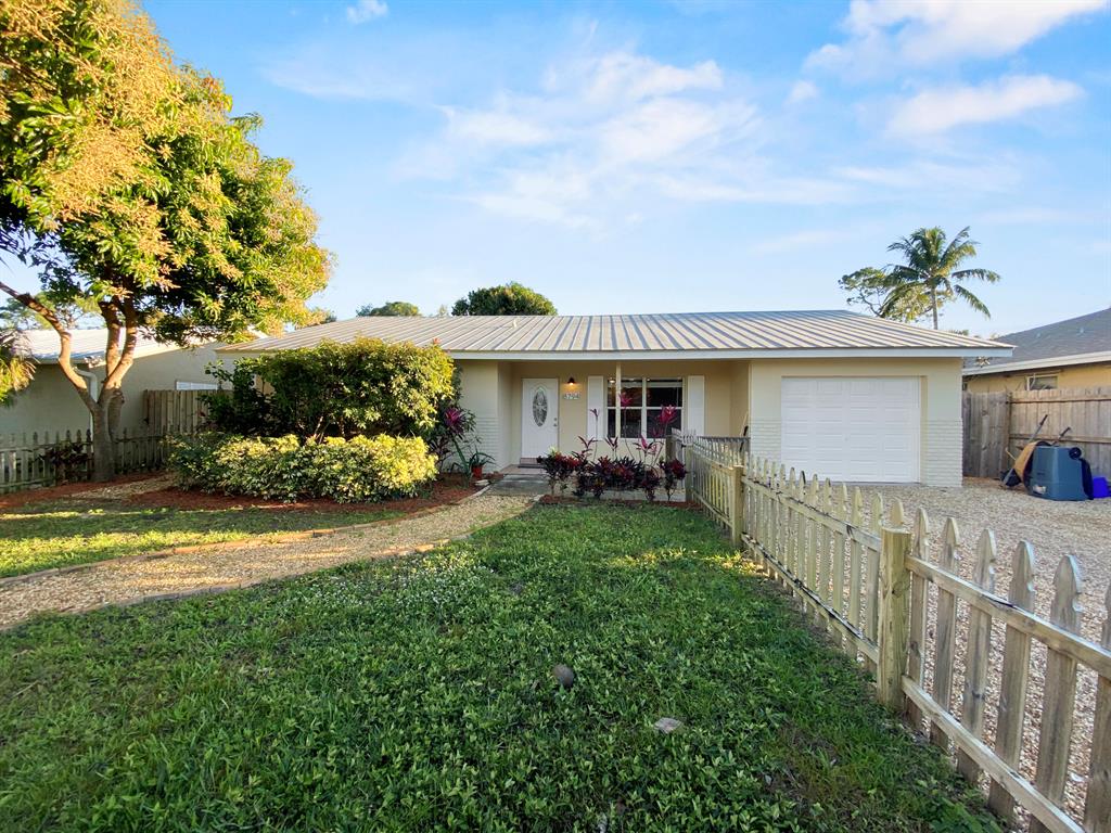 Bike to the beach! Charming coastal single family home in Hobe Sound just minutes to shops and restaurants. Open floor plan with spacious bedrooms and walk in closets. Updated kitchen perfect for entertaining. Nice size backyard with fruit trees and shed for extra storage. Rented October - March 2023. Annual Rental available starting April 1, 2023.