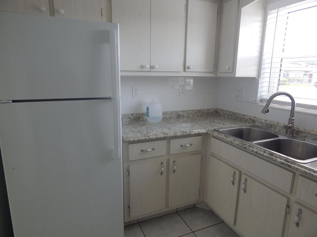 Photo of 2930 E Ashley Dr Drive E #B, West Palm Beach, FL 33415 (MLS # B26034427)