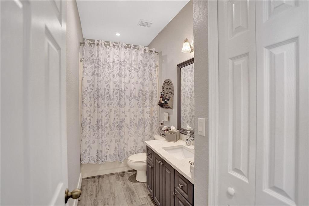 Royal Griffin 172-29 B - Residential