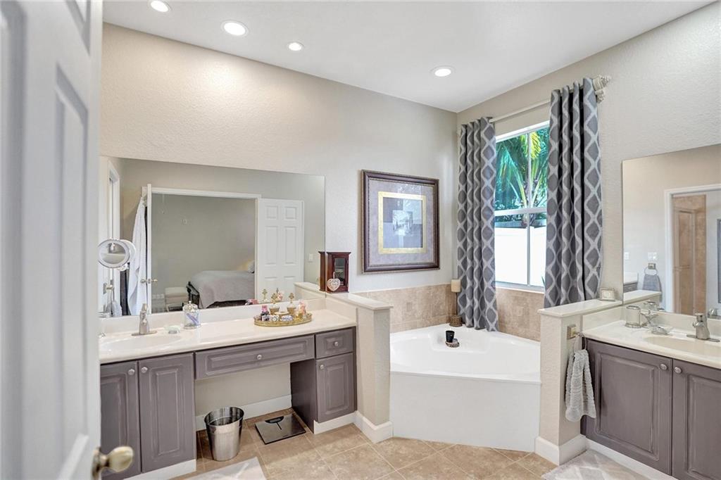 Royal Griffin 172-29 B - Residential