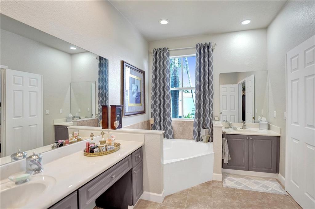 Royal Griffin 172-29 B - Residential