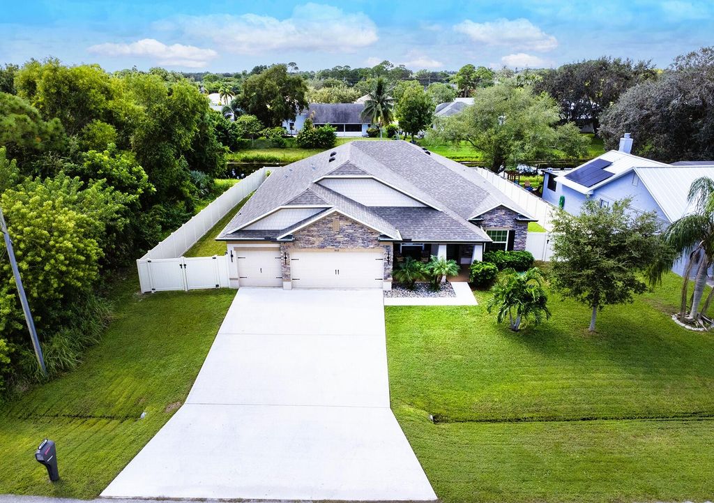 Photo of 1662 SE North Blackwell Drive, Port Saint Lucie, FL 34952 (MLS # B26023139)