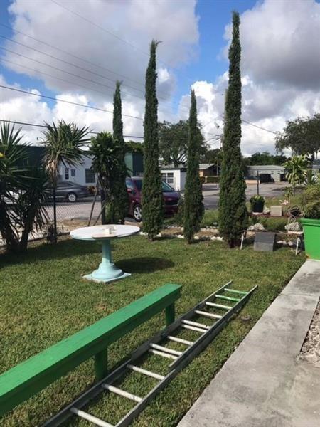 East of US1. Walking distance to downtown Hollywood and Hollywood Beach. Excellent spacious apartment. must have total income 2 1/2 times the monthly rent. no evictions on record and some other background check requirements. Credit score of 600 or higher. No pets. Quick approval process. You can move in right away. month to month lease only.
