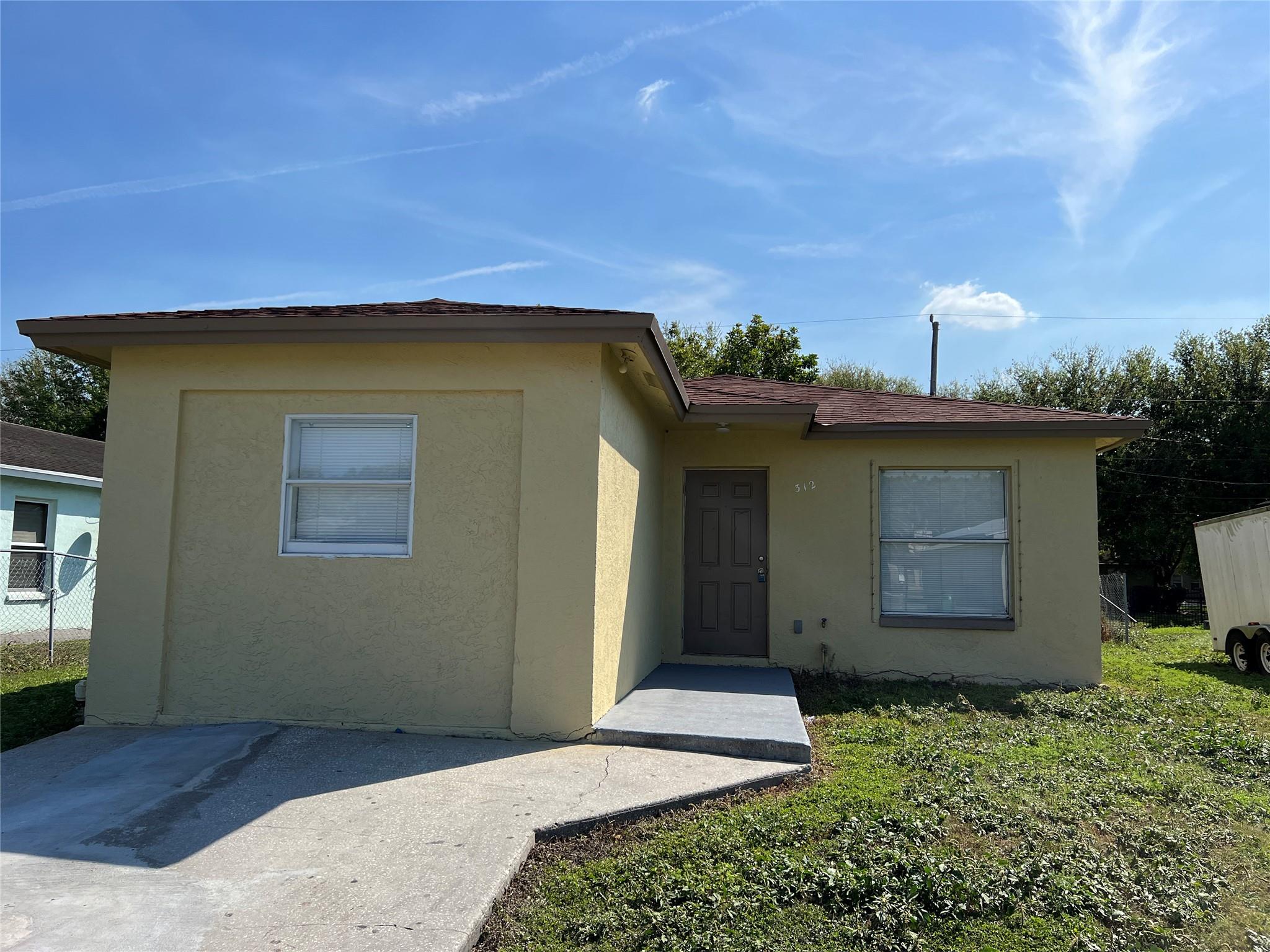 FULLY RENOVATED 4/2 HOME IN PAHOKEE, FLORIDA. FRESHLY PAINTED. GREAT FOR INVESTORS, FIRST TIME BUYERS. SPACIOUS BACKYARD.