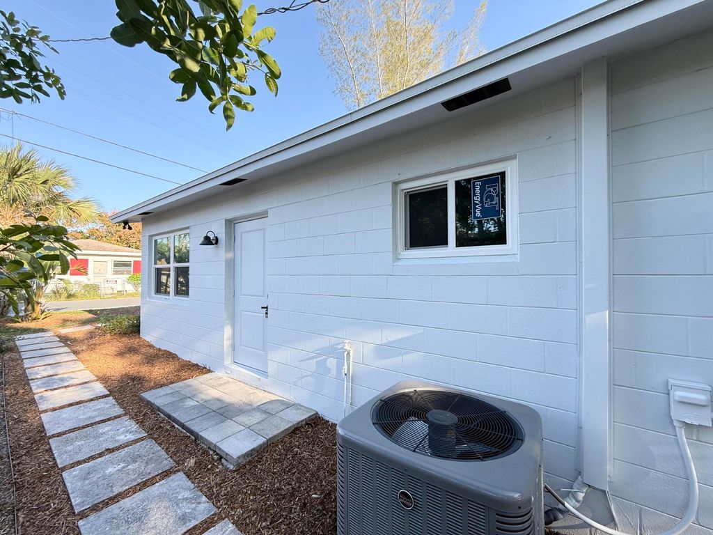 Photo of 912 SE Tarpon Avenue, Stuart, FL 34994 (MLS # B26026882)
