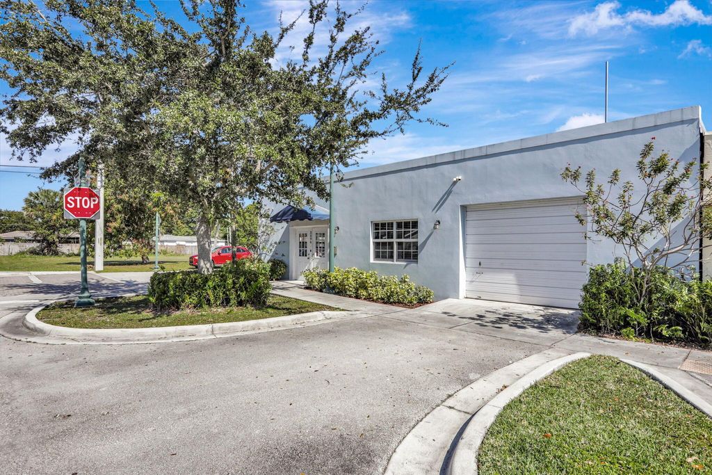Photo of 3496 NE 12 Ter, Oakland Park, FL 33334 (MLS # R11061562)