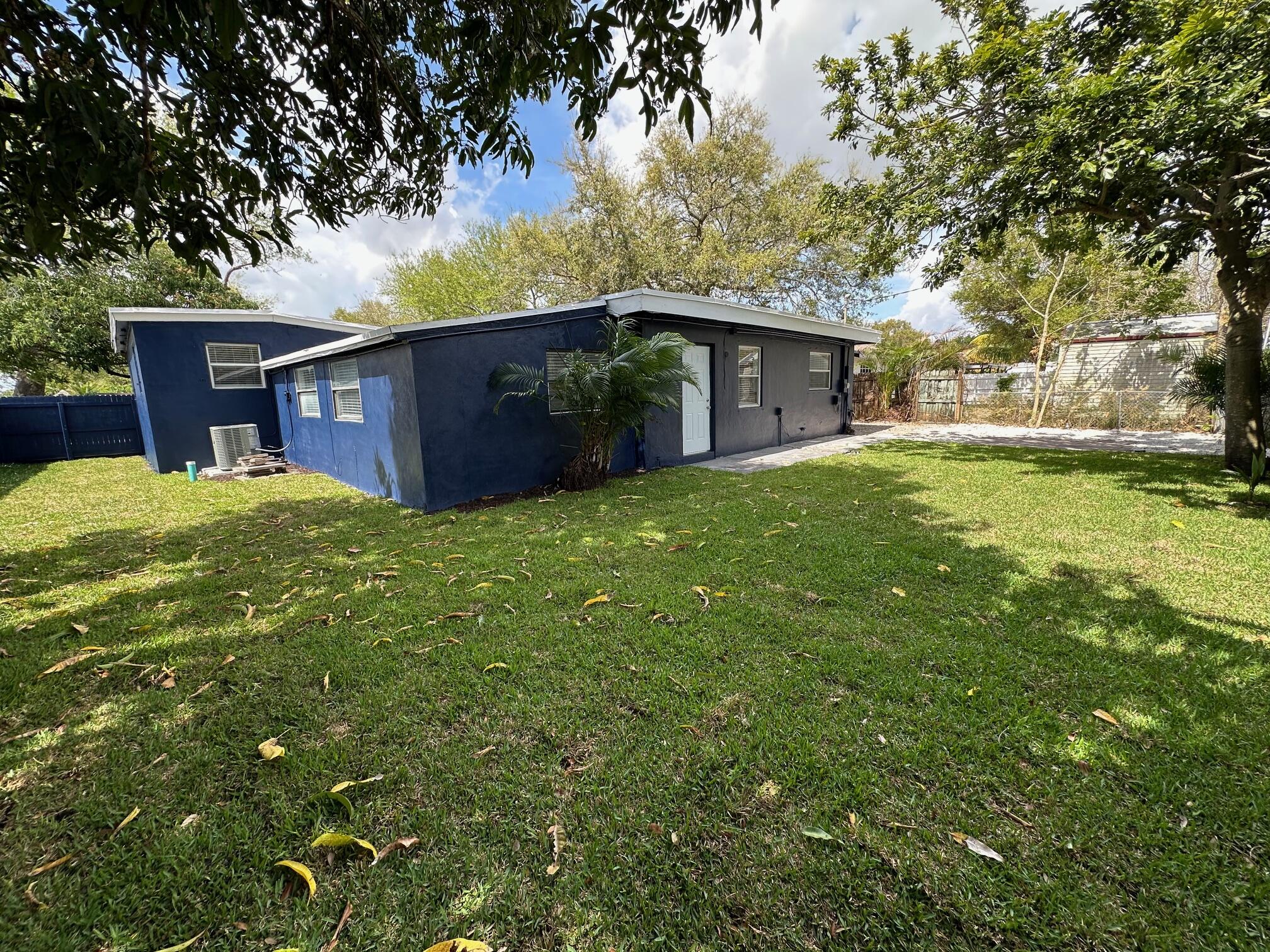 PALM LANE VILLA - Residential Lease