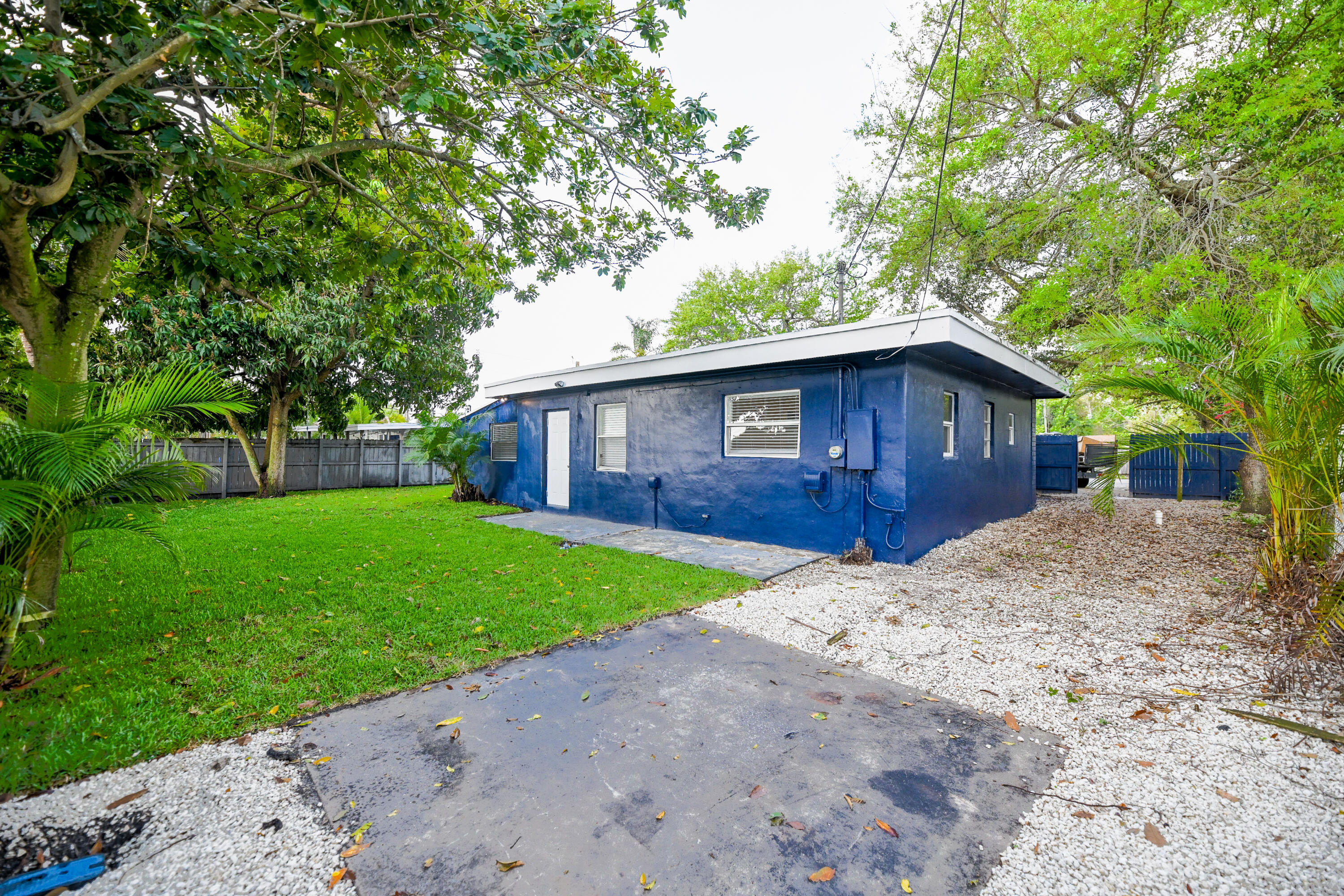 PALM LANE VILLA - Residential Lease