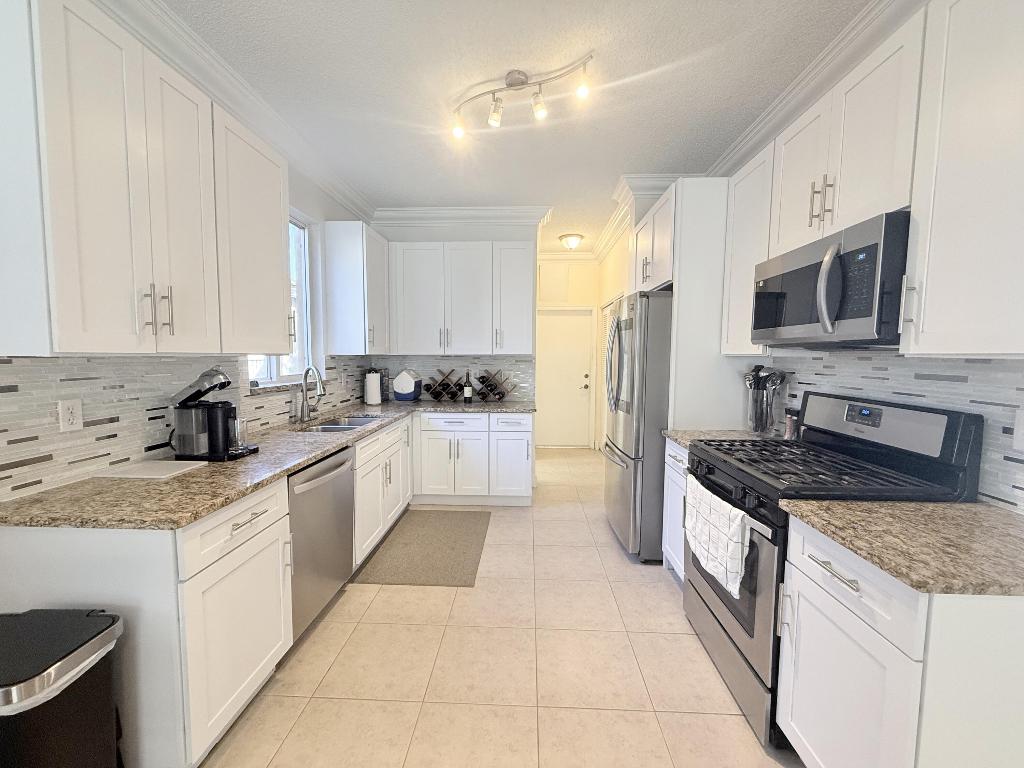 THOROUGHBRED LAKE ESTATES 2 - Residential Lease