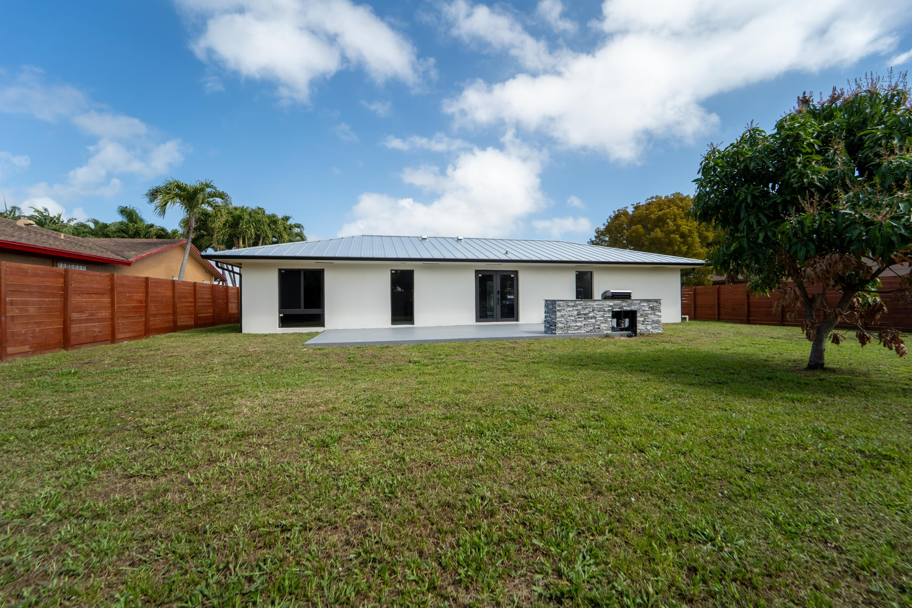 1382 N Mangonia Drive