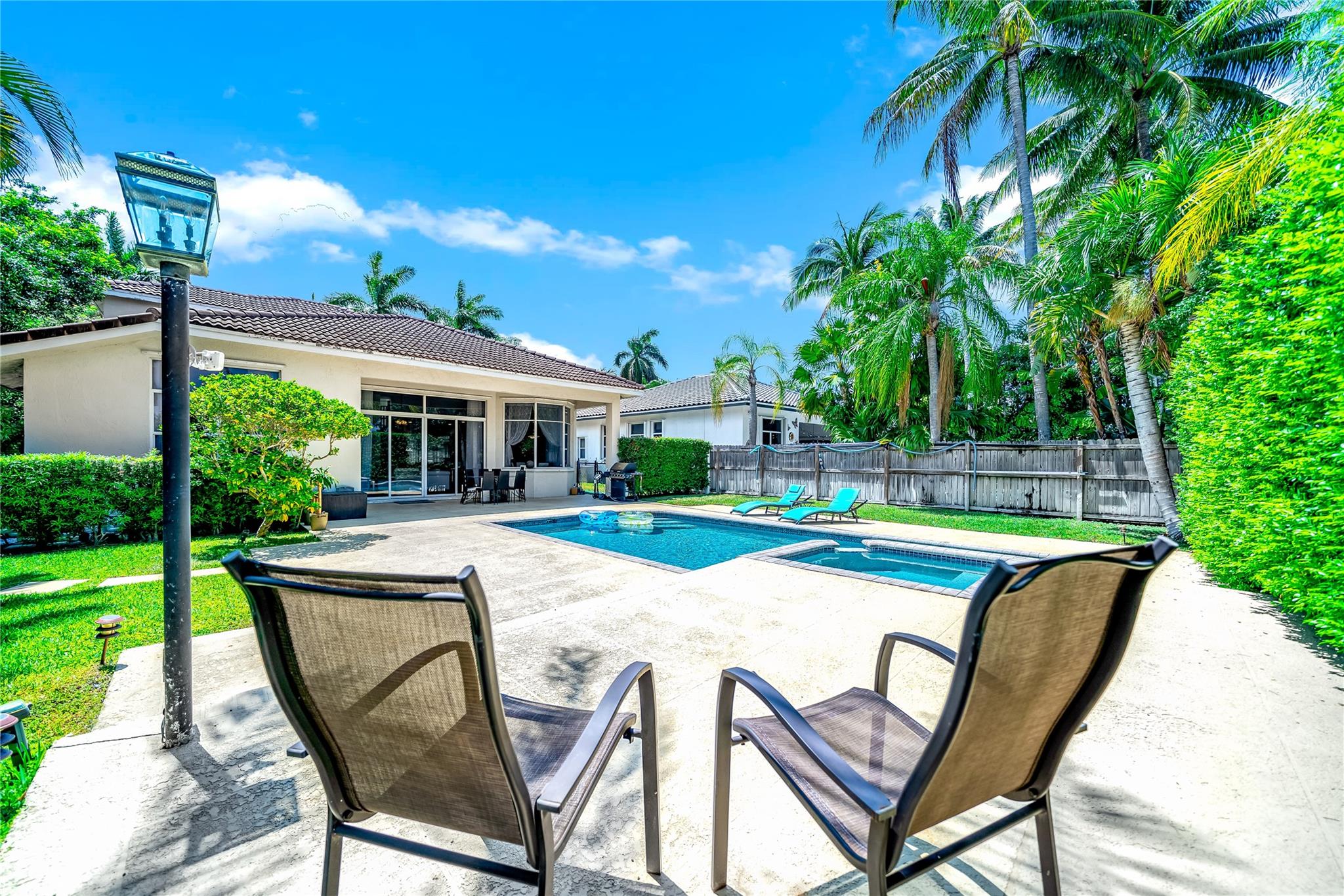 LOCATION! Best for living. Quiet and safe neighborhood but close to everything. 5 min to Hollywood broadwalk and beach, 5 min to Public pickleball and tennis courts, close to shops and restaurants.
Master bedroom on the first floor.
No approval needed. Fast move in.