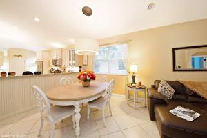 COACH HOMES OF ADDISON TR - Residential