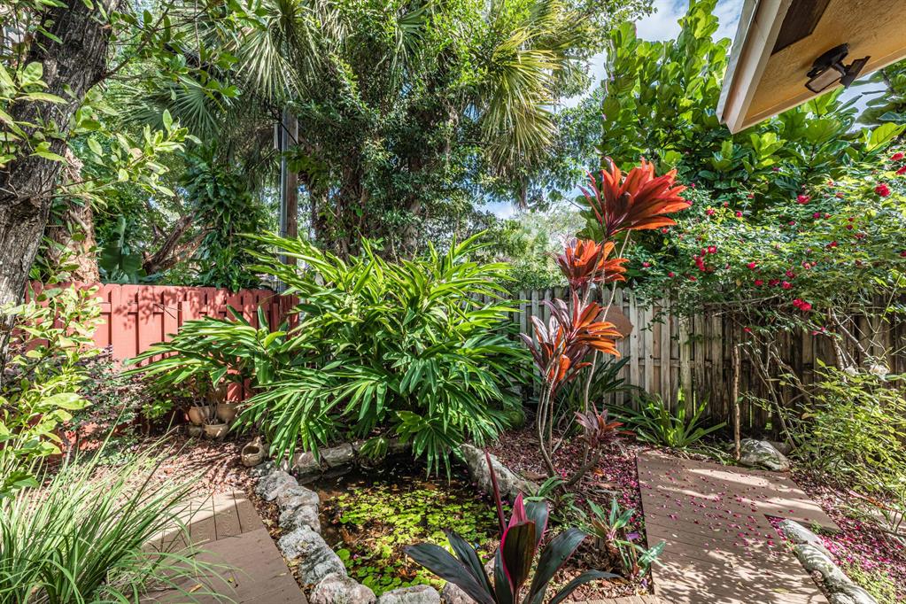 CRESTHAVEN 8 - Residential