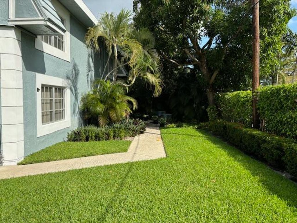 Photo of 422 SW 9th St #Apartment 6, Boca Raton, FL 33432 (MLS # B26000742)
