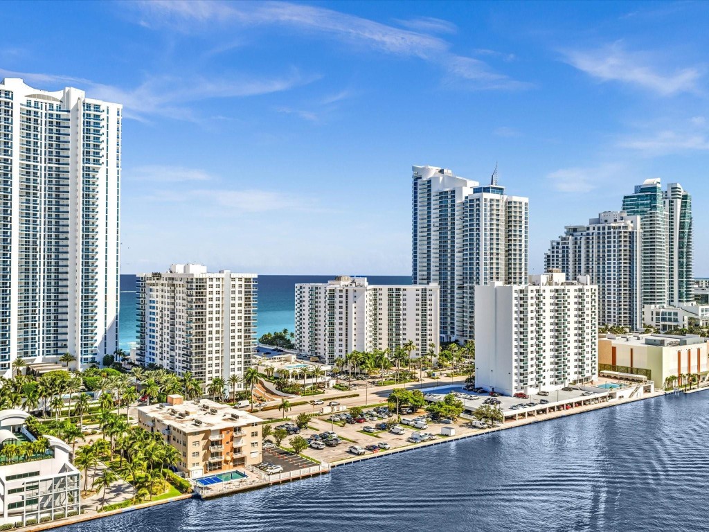 Residences On Hollywood - Residential