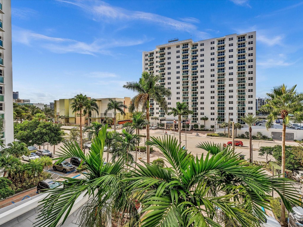 Residences On Hollywood - Residential