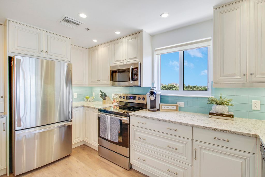 Photo of 11370 Twelve Oaks Way #511, North Palm Beach, FL 33408 (MLS # R10977948)