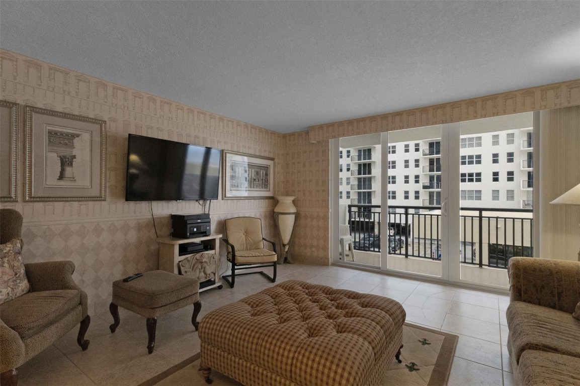 1147 Hillsboro Mile 307