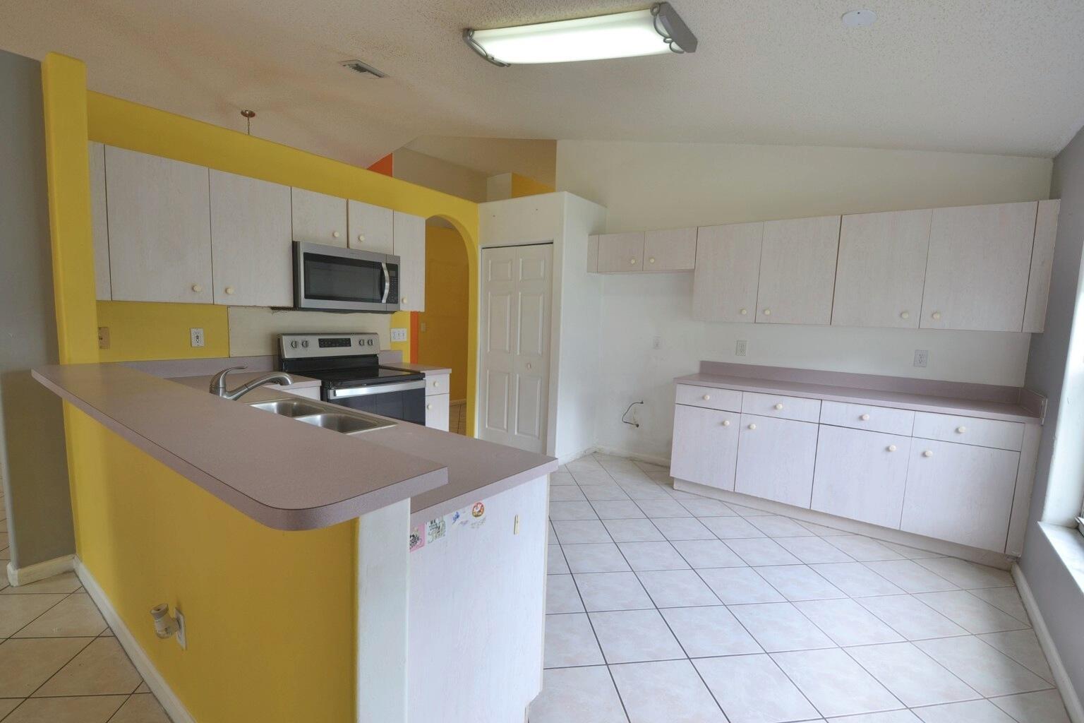 8179 WHITE ROCK Circle
