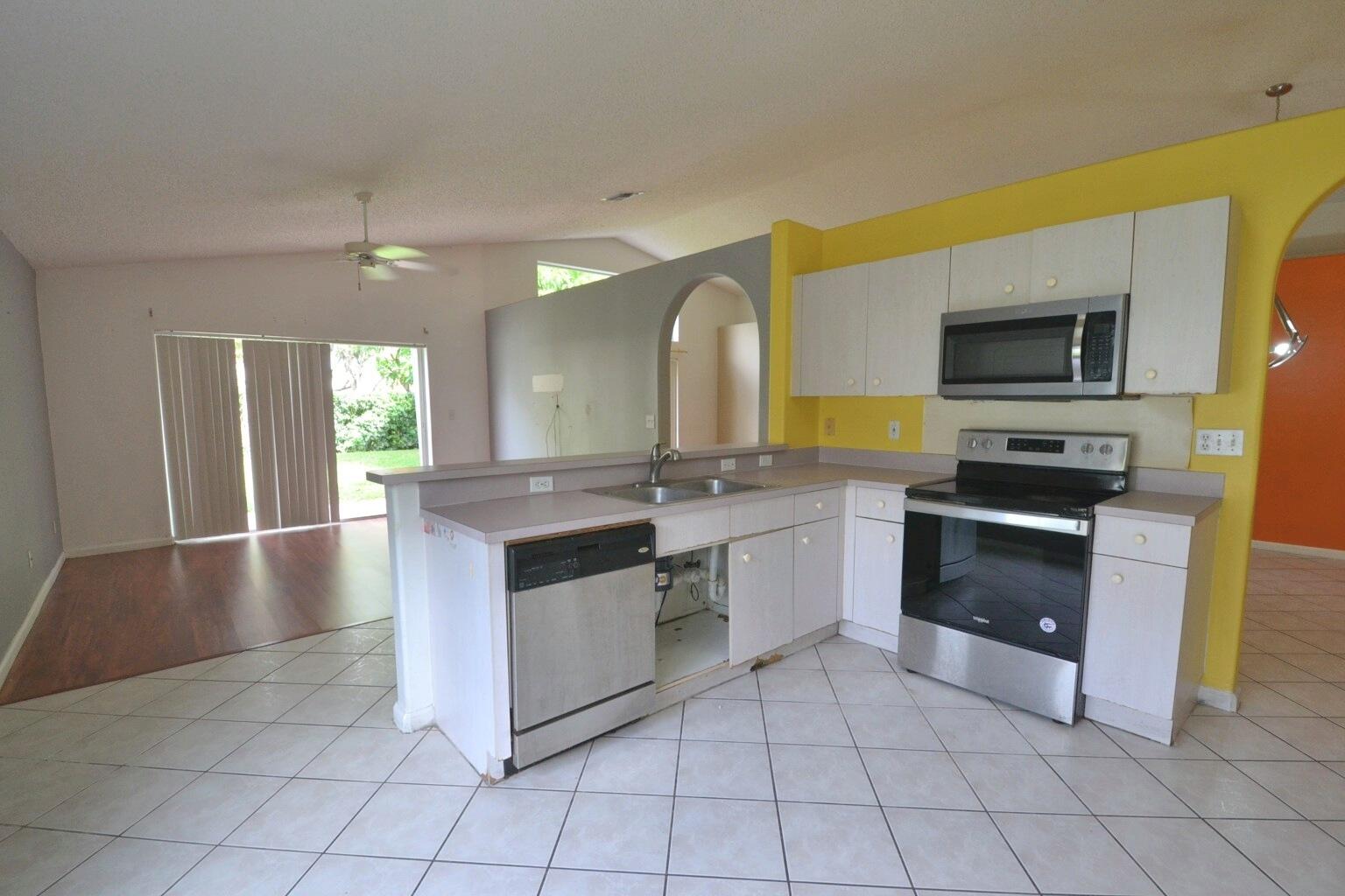 8179 WHITE ROCK Circle