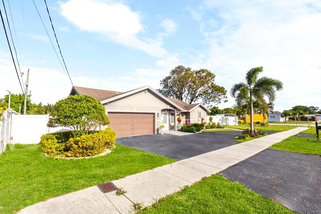 Photo of 4040 NE 6th Avenue, Deerfield Beach, FL 33064 (MLS # B26015050)