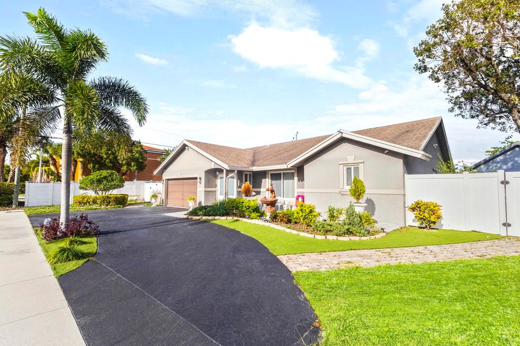 Photo of 4040 NE 6th Avenue, Deerfield Beach, FL 33064 (MLS # B26015050)