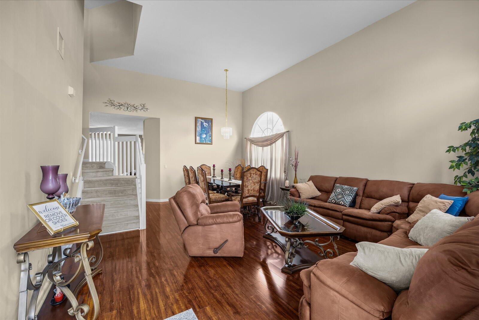 1126 SW EAST LOUISE Circle