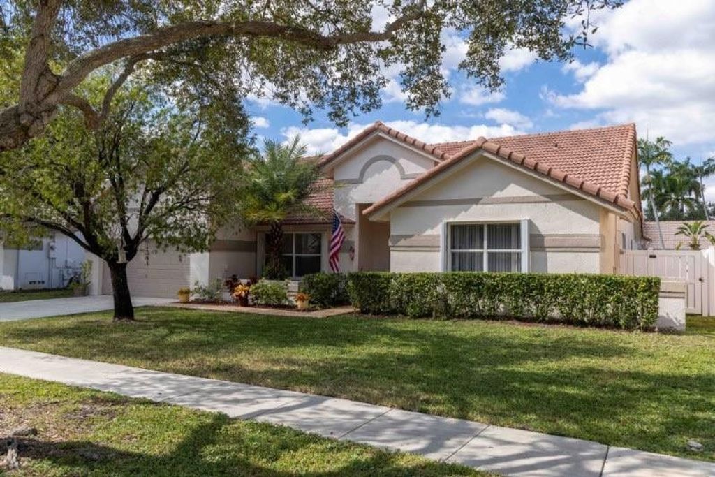 Photo of 590 NW 161st Avenue, Pembroke Pines, FL 33028 (MLS # F10543357)
