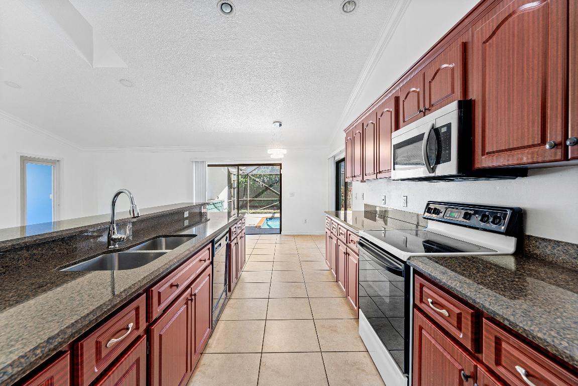 GREENVIEW SHORES 2 OF WELLINGTON - Residential