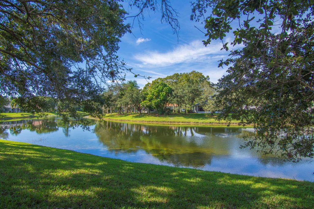 Photo of 665 Kenwood Drive SW, Vero Beach, FL 32968 (MLS # R11145553)