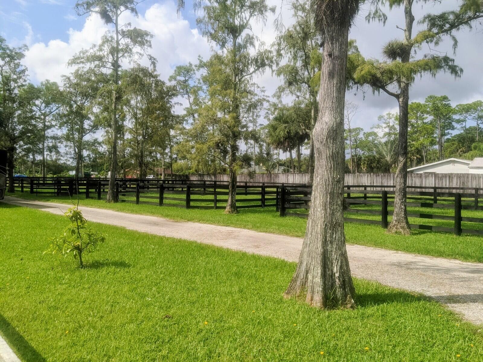 LOXAHATCHEE GROVES - Residential Lease