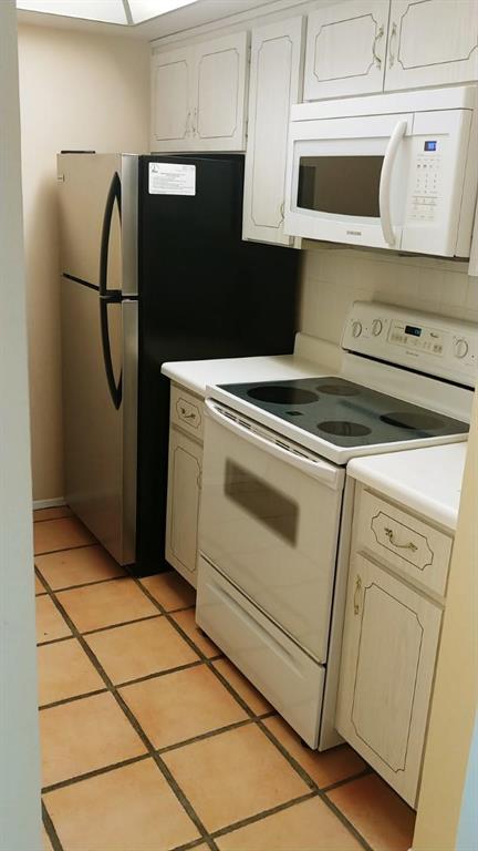 HILLSBORO IMPERIAL APTS C - Residential Lease