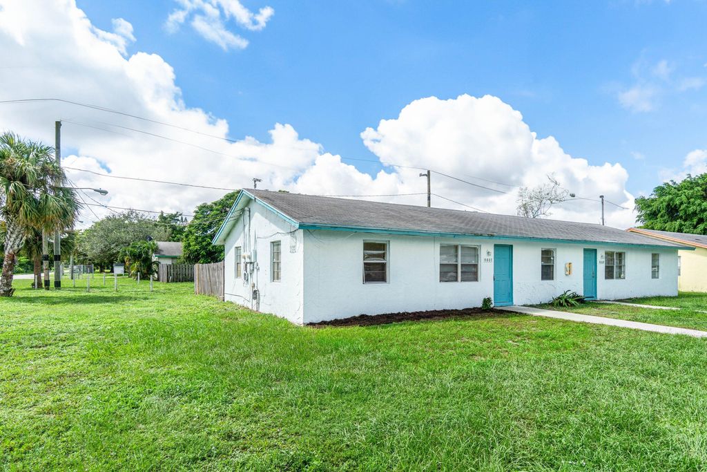 Photo of 4807 Gulfstream Road, Lake Worth, FL 33461 (MLS # B26023677)