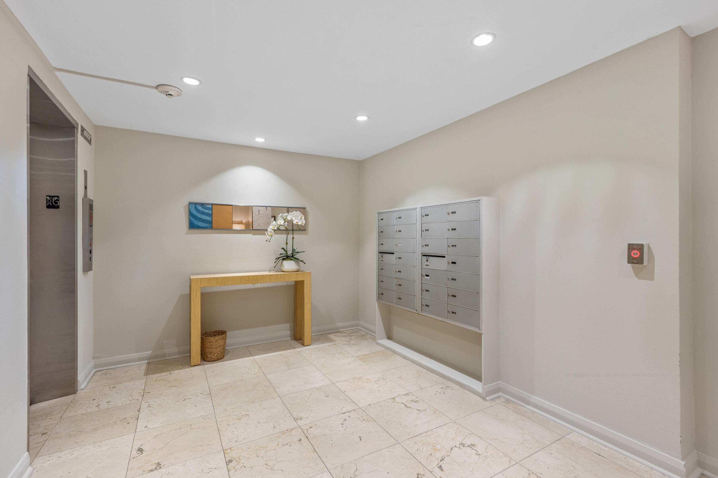 REEF CONDO - Residential