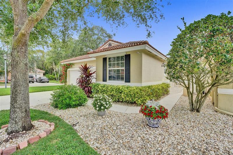 Beautiful remodeled 3/2 single family house with two car garage, located in a delighted neighborhood and gated community of Chelsea at Ivanhoe. Real wood kitchen with granite countertop, all stainless-steel appliances.
Luxurious upgrade master bathroom. Hardwood floors throughout. Excellent A+ school district and neighborhood.
Close by I-75 and 595.
House is unfinished now