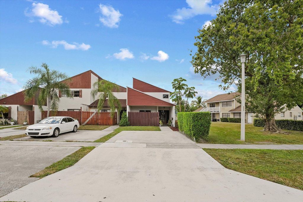 Photo of 1401 White Pine Drive, Wellington, FL 33414 (MLS # R10923718)