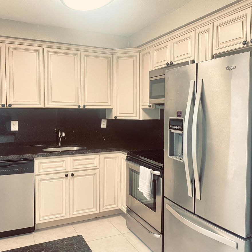 Very nice unfurnished condo in Kings Point 55 plus community. lift in bldg. to 2nd fl.
upgraded unit - just 6 miles from ocean and historic downtown Delray Beach.  Kings Point is a resort community with 6 pools (indoor/outdoor all heated) tennis, pickleball, 2 golf courses (executive & par 3) theatre with live entertainment, library, exercise room, dancing, art class, and much more.  Courtesy busses daily to shopping. game room, fitness center, 
3 Multi-million dollar clubhouses & on site Bistro and Cafe - Welcome home!