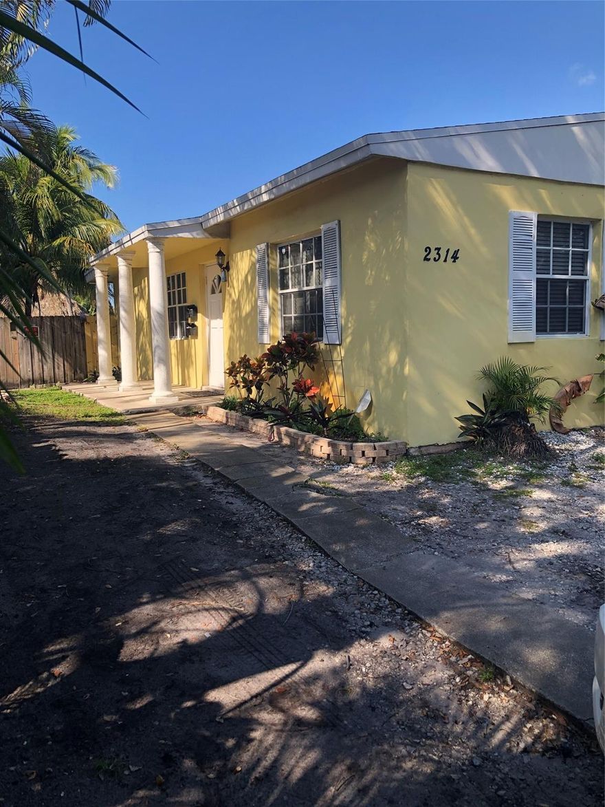 Beautiful Hollywood property on the water with oversized lot, big backyard, actually a 2 Family Home with 3/1 in the front and 1/1 in the back. Very rare property on the market at a Great Price, Driveway Parking for minimum 4 cars. Great location minutes to Oakwood shopping plaza, movies, restaurants, stores and more... 10 minutes to Hollywood Beach and 5 minutes to beautiful TY Park.