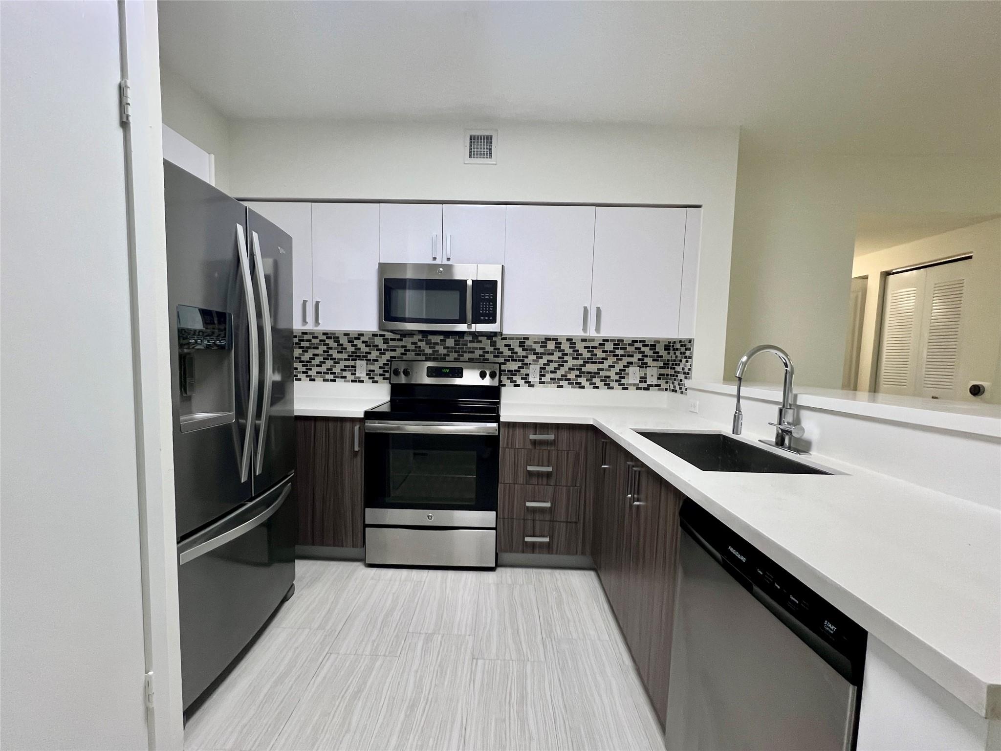 **ONLY $99 DEPOSIT with approved credit***FAST AND EASY MOVE IN *LARGE FRIENDLY PETS UP TO 60LBS OK. Extra Parking Available** Spacious layout with big walk in closet. Miami Bay Waterfront Midtown Residences, located on Biscayne Bay is now leasing luxury 1,2 & 3 bedroom residences featuring huge living spaces, oversized bedrooms and tons of closet space. If you’re looking for a spacious and well-appointed waterfront rental with resort-style amenities and beautifully maintained grounds, look no further. located only minutes from Brickell, the Miami International Airport, and South Beach!