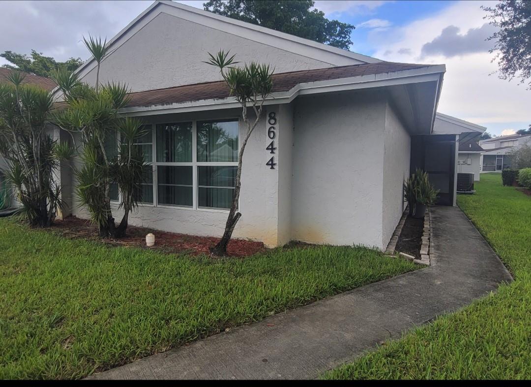 3/2 villa in highly coveted Davie, Alpine Woods community for sale. Come view a sweet space that you can make your own as you renovate to your taste. Property close to parks and recreation along with highly rated and coveted school district.