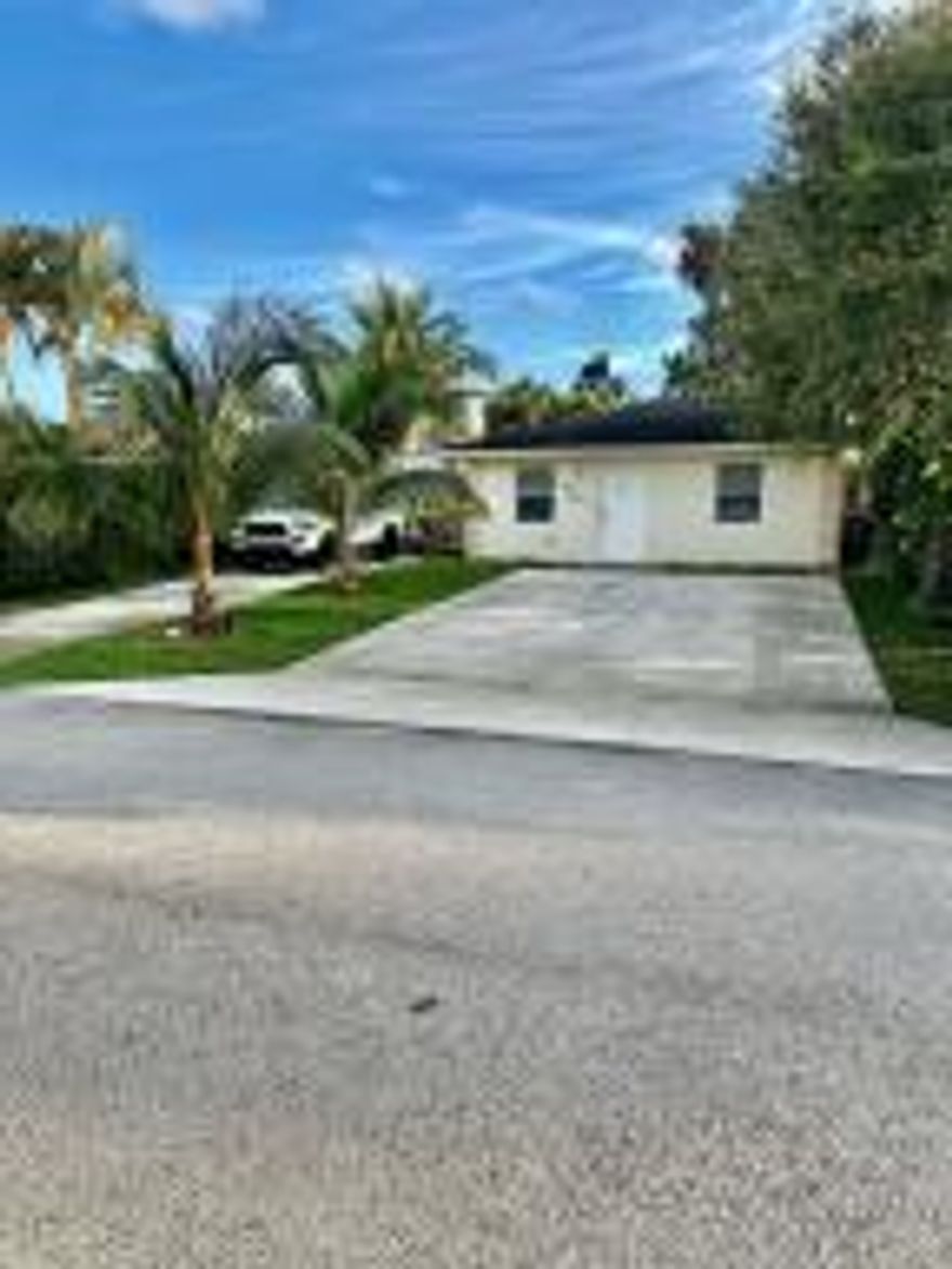 Beautiful home, cozy, close to everything walking distance to Farmers Market, 10 min drive to I-95, room to park up to 6 vehicles+, or boat Trailer. Tile flooring through out 3/2, Combine eat in counter with living area to enjoy dinning and movies, Fenced back yard and ample space for outings and bbq's.