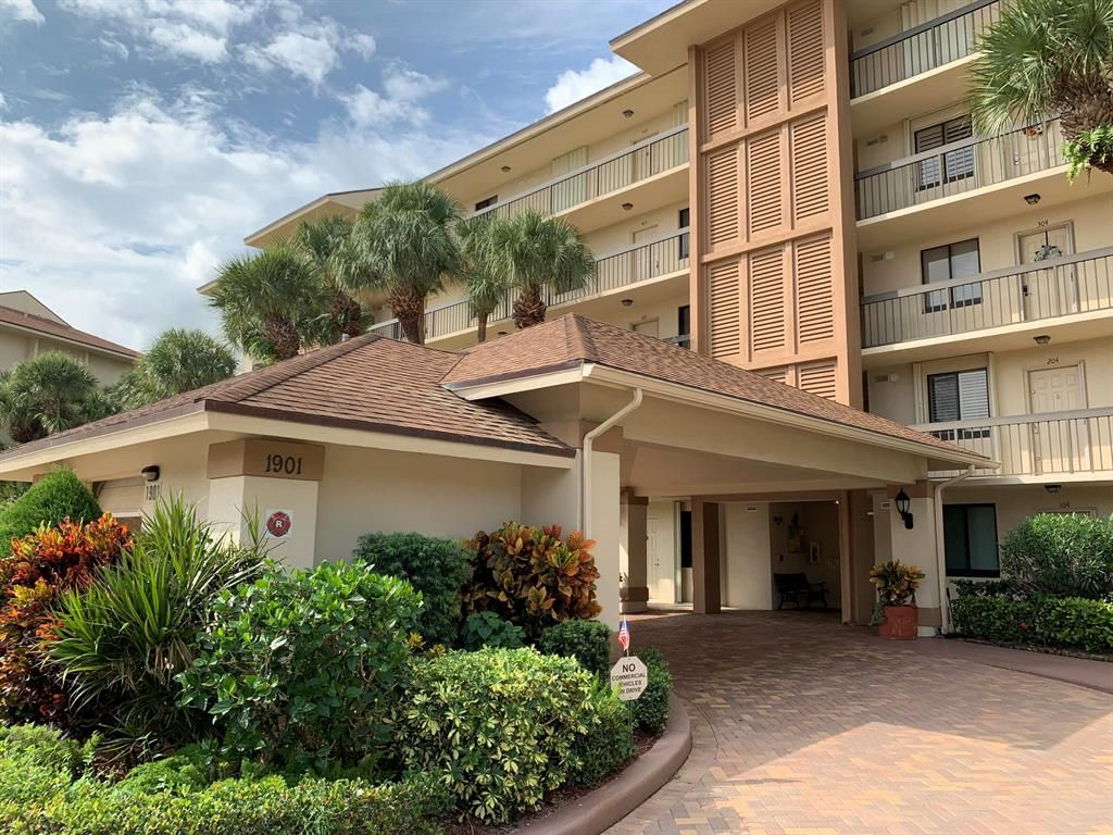 Photo of 1901 Marina Isle Way #304, Jupiter, FL 33477 (MLS # R10755751)