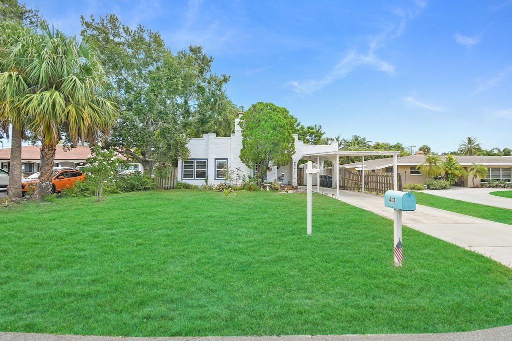 Photo of 413 SE Hibiscus Avenue, Stuart, FL 34996 (MLS # R11117887)