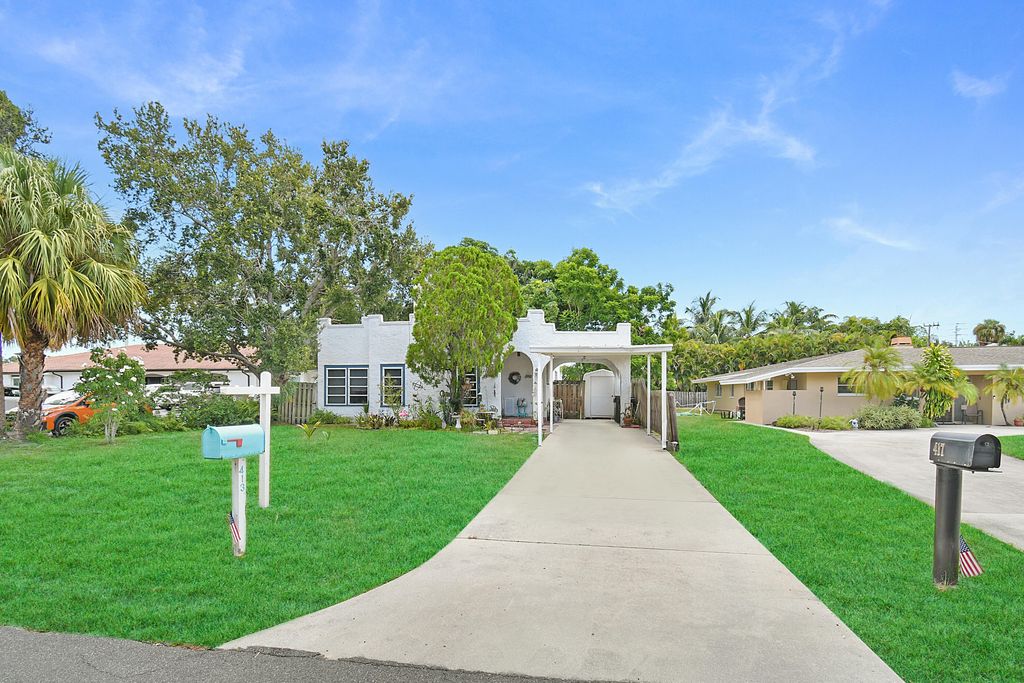 Photo of 413 SE Hibiscus Avenue, Stuart, FL 34996 (MLS # R11117887)