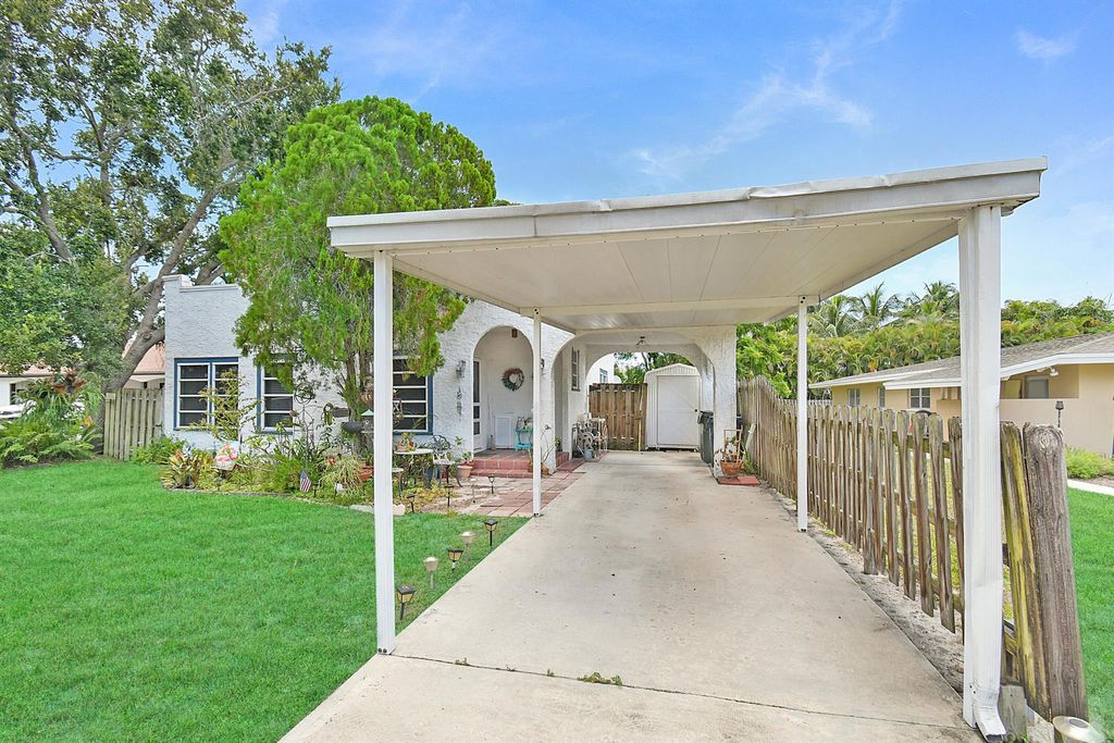 Photo of 413 SE Hibiscus Avenue, Stuart, FL 34996 (MLS # R11117887)