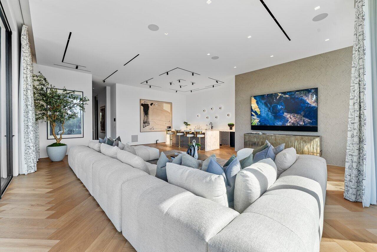 ADMIRALS COVE - Residential