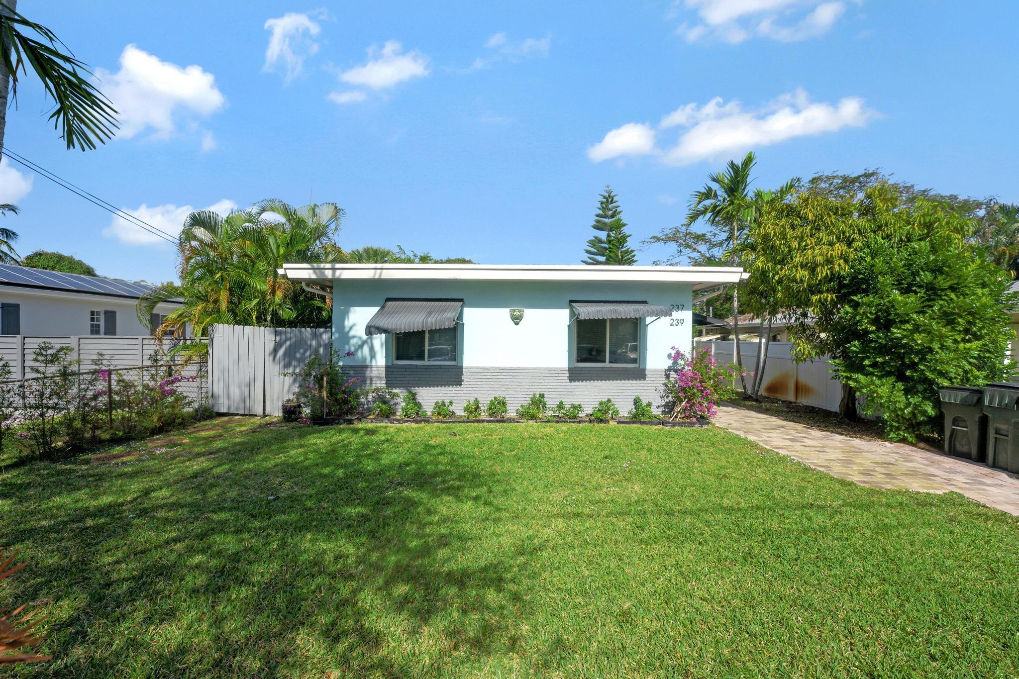 Beautiful 2-bedroom 1 bathroom apartment in a duplex located a few minutes from downtown Delray Beach and activity filled Atlantic Ave.Atlantic Ave boasts of charming boutiques, galleries, restaurants and a very lively night life. The location is simply unbeatable for strolling and enjoying downtown Delray and the beach close by.