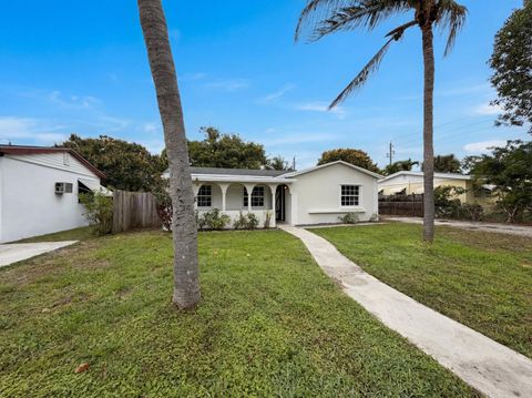 Photo of 417 NW 2nd Street, Boynton Beach, FL 33435 (MLS # B26005701)